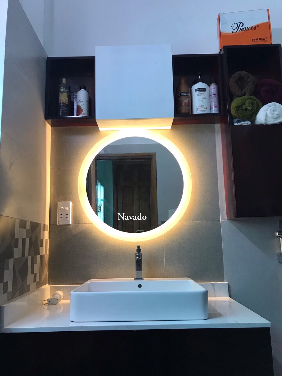 Với một gương đẹp và chất lượng, phòng tắm của bạn sẽ thêm phần sang trọng và tinh tế hơn rất nhiều. Hãy đến cửa hàng bán gương thiết bị vệ sinh để lựa chọn sản phẩm ưng ý nhất cho căn phòng tắm của bạn.