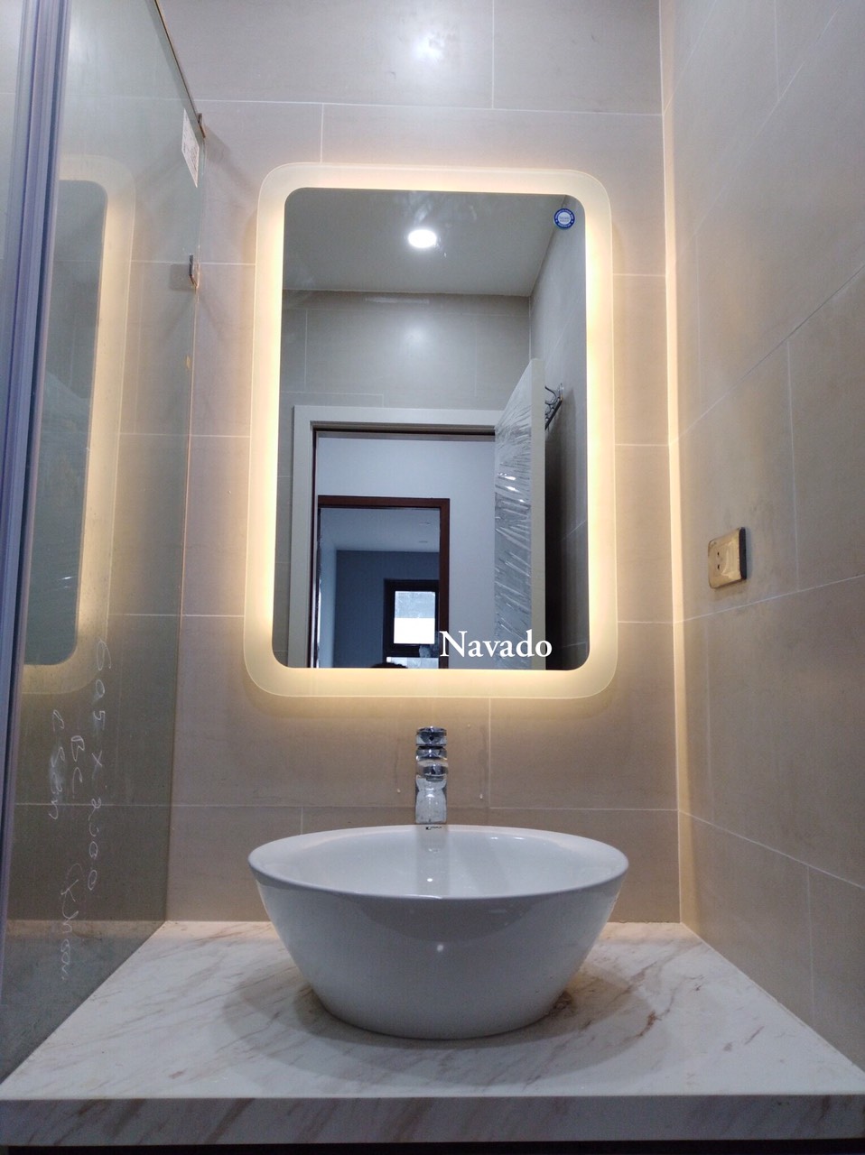 Bán Gương phòng tắm led hắt vàng 70 x 90cm - Thời gian đã đến để nâng cấp không gian phòng tắm của bạn với chiếc gương phòng tắm led hắt vàng 70 x 90cm đầy ấn tượng này. Với thiết kế độc đáo và chất liệu gương cao cấp, chiếc gương này là lựa chọn lý tưởng để tôn lên vẻ đẹp của phòng tắm của bạn. Với ánh sáng led hắt vàng ấm áp, chiếc gương sẽ giúp bạn tạo ra không gian thư giãn và ấm cúng cho chính mình. Đặt hàng ngay hôm nay để trang trí phòng tắm của bạn thật ấn tượng nhé!