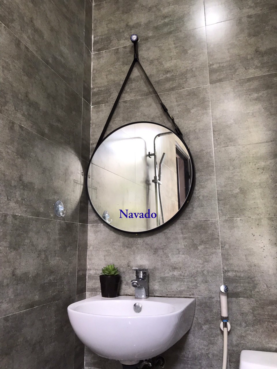 Cùng trang trí phòng tắm của bạn trở nên độc đáo hơn với gương treo phòng tắm độc đáo. Thiết kế đơn giản nhưng tinh tế sẽ tạo ra một không gian tắm tiện nghi và thú vị. Hãy thử xem tấm hình liên quan để tìm thấy sức hút từ những chi tiết nhỏ trong gương này.