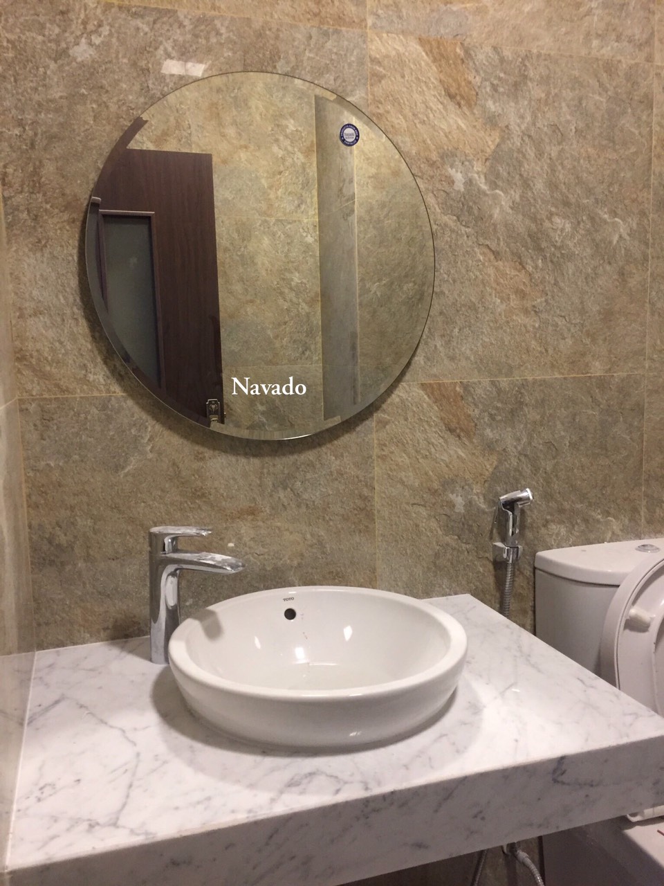 Gương tròn phòng tắm đẹp, sản xuất với công nghệ mài vát độc đáo tại Hồ Chí Minh. Với kích thước 80cm, không chỉ mang lại vẻ đẹp hiện đại cho không gian phòng tắm mà còn giúp tạo cảm giác rộng rãi, thoải mái. Nếu bạn yêu thích kiểu thiết kế tinh tế và đầy phong cách, hãy xem ngay hình ảnh liên quan đến từ khóa \