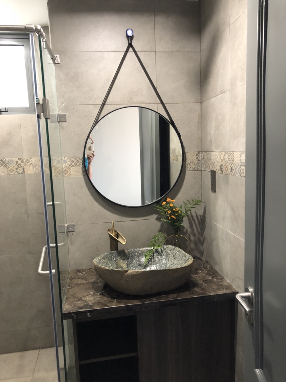 Sản xuất gương treo tường dây da phòng tắm cao cấp decor Hồ Chí minh