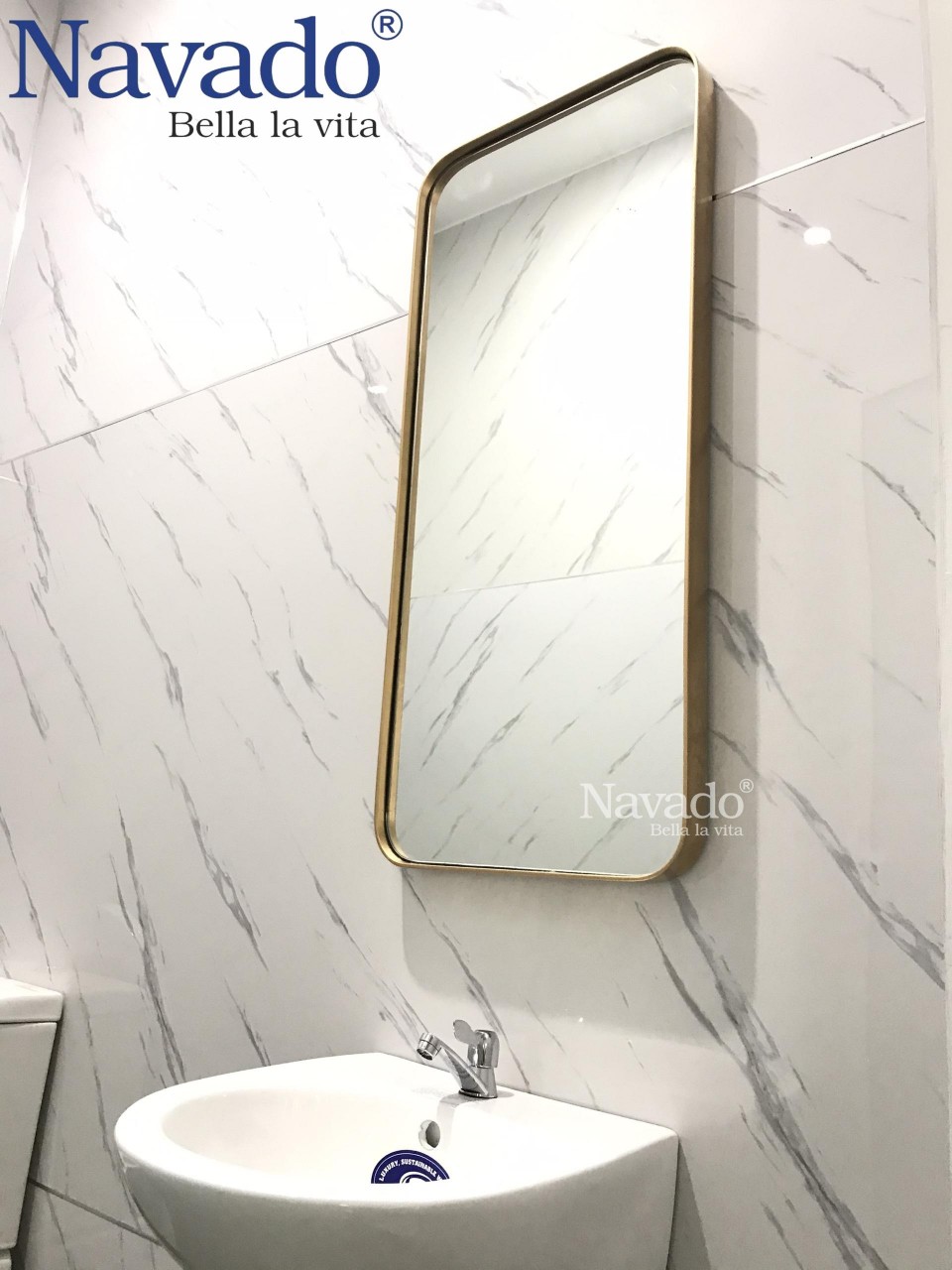 Bạn muốn tìm kiếm một gương vành inox vàng cho phòng tắm của mình? Hãy xem qua hình ảnh dưới đây. Chúng tôi cung cấp những sản phẩm gương cao cấp với vành inox vàng chắc chắn và sáng bóng, mang lại một nét đẹp sang trọng và hiện đại cho phòng tắm của bạn.