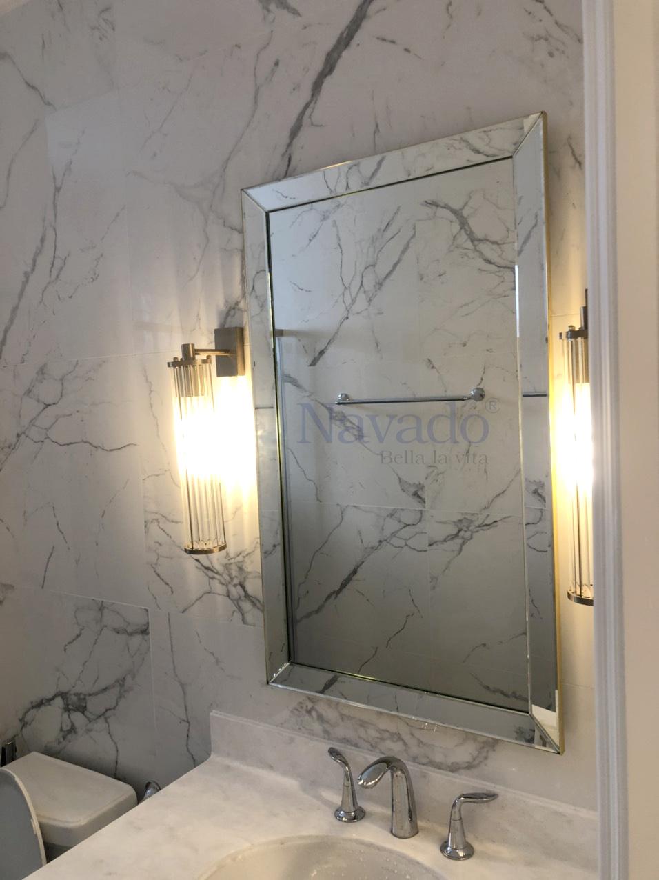 Nếu bạn muốn một món đồ trang trí làm nổi bật không chỉ phòng tắm của bạn mà cả toàn bộ ngôi nhà, gương nghệ thuật Blanco của chúng tôi là một lọc điều hoàn hảo. Với những đường nét khác biệt và sang trọng, chiếc gương này sẽ trở thành một điểm nhấn cho phòng tắm của bạn. Hãy tận hưởng không gian sống của mình với Blanco.