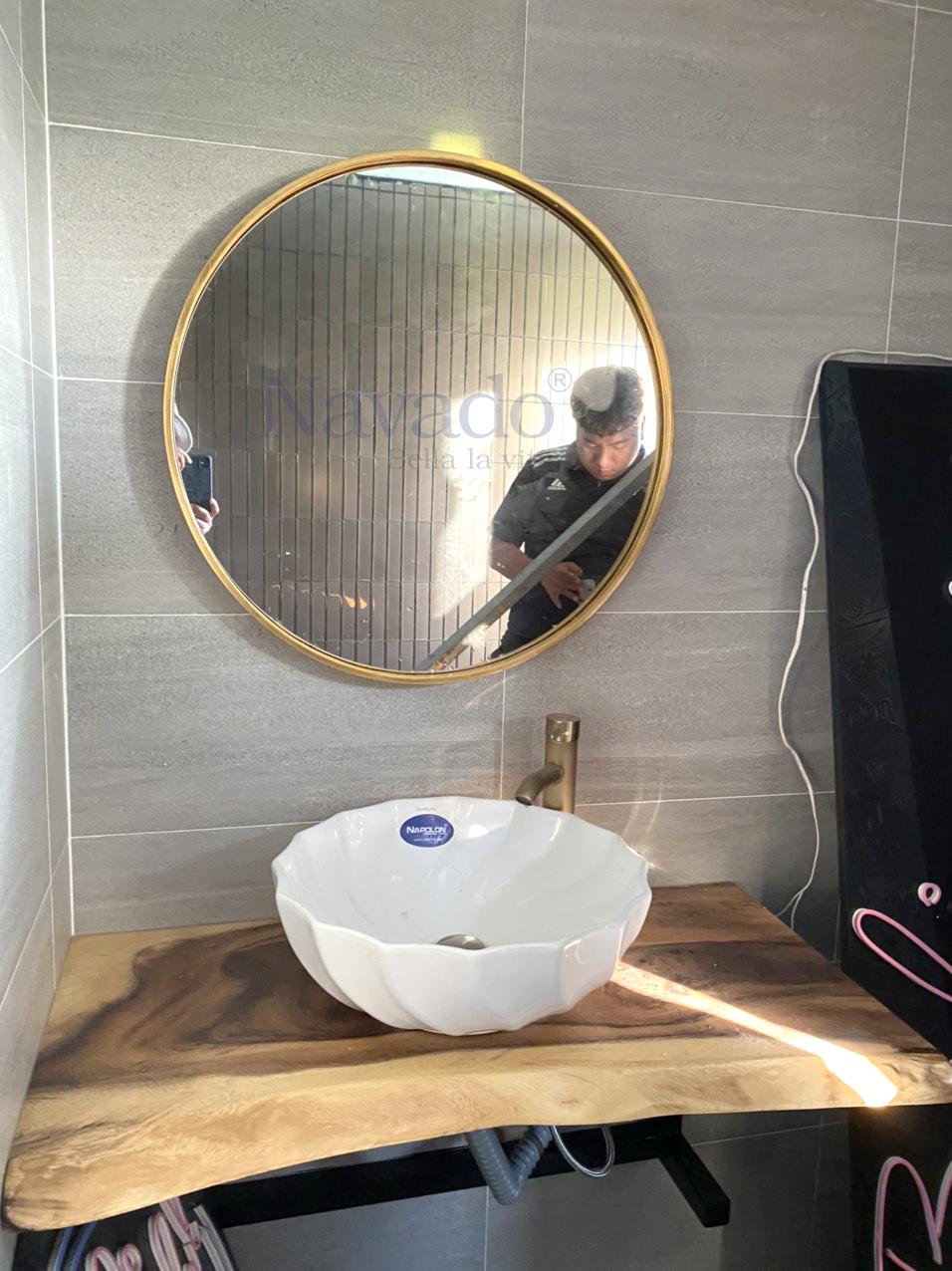 Gương khung vàng treo phòng tắm: Gương khung vàng treo phòng tắm mang đến không gian phòng tắm của bạn sự sang trọng và tinh tế. Với thiết kế khung vàng đổi màu tuyệt đẹp, gương này dễ dàng phù hợp với bất kỳ kiểu thiết kế nào của ngôi nhà. Hãy thêm hình ảnh gương khung vàng treo phòng tắm vào album của bạn để cùng trải nghiệm cảm giác tuyệt vời khi sử dụng sản phẩm này.