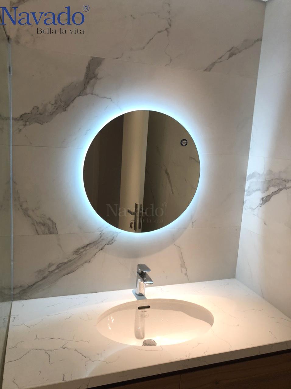Không gian phòng tắm trở nên rực rỡ hơn với gương phòng tắm tròn hắt sáng. Với viễn cảnh ban đêm như một thiên đường ánh sáng, gương tròn này giúp bạn trang trí phòng tắm tinh tế hơn, tạo ra một không gian mới mẻ đầy sáng tạo.