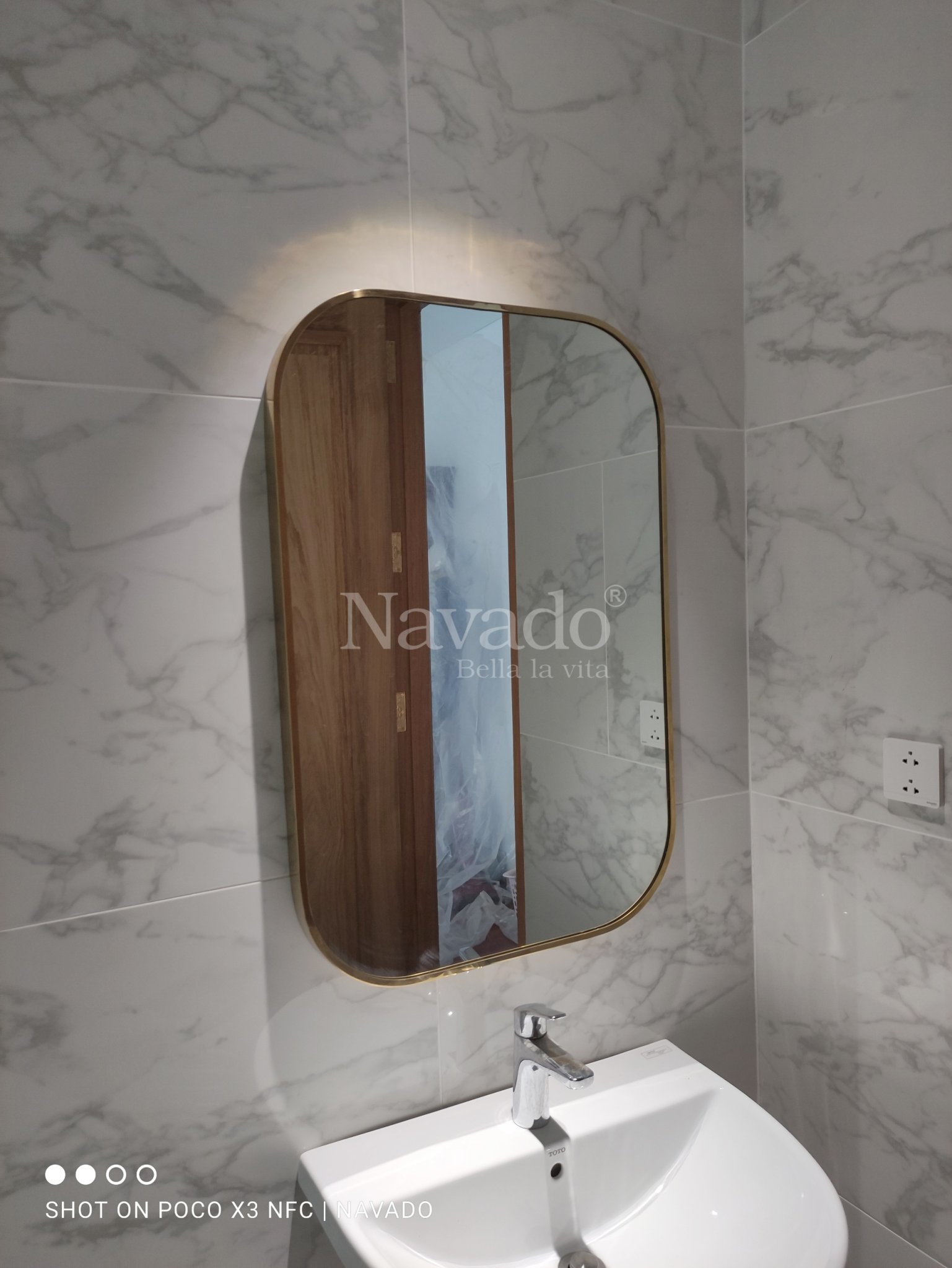 Gương phòng tắm Navado Sài Gòn: Cho dù bạn đang muốn tìm kiếm sản phẩm gương phòng tắm đẳng cấp hay một thiết kế tinh tế cho không gian phòng tắm của mình, Navado Sài Gòn sẽ mang đến cho bạn sự đa dạng và sự tiện nghi. Khám phá tất cả những sản phẩm đẳng cấp của Navado và cập nhật cho phòng tắm của bạn những sản phẩm chất lượng!
