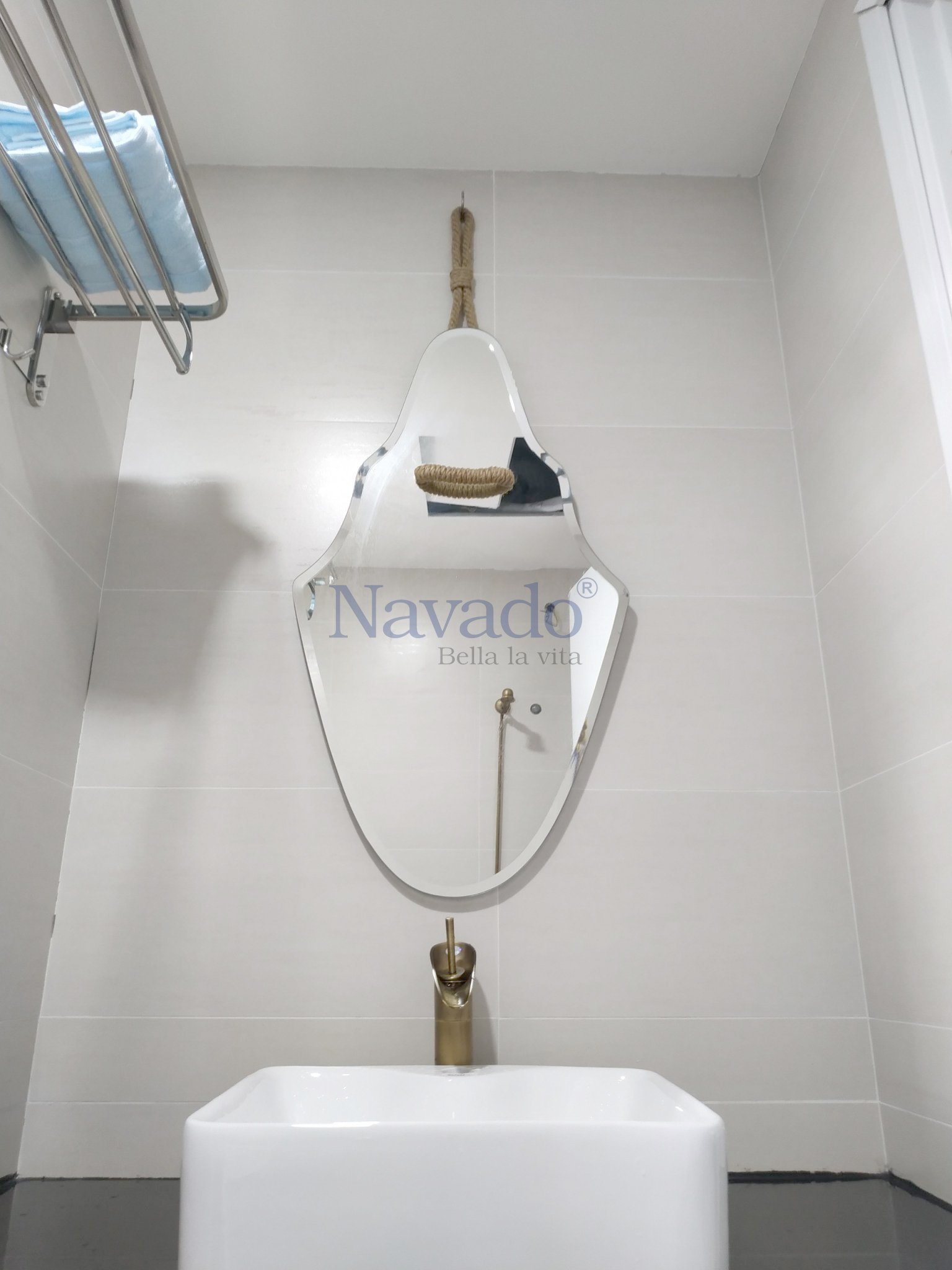 Sản phẩm Gương nhà tắm Navado mới nhất đã được nâng cấp với công nghệ tiên tiến giúp cho sản phẩm trở nên chắc chắn và bền đẹp hơn. Hơn nữa, thiết kế sang trọng, tinh tế và đẳng cấp của gương này sẽ làm cho không gian nhà tắm của bạn trở nên hiện đại và đầy cá tính.