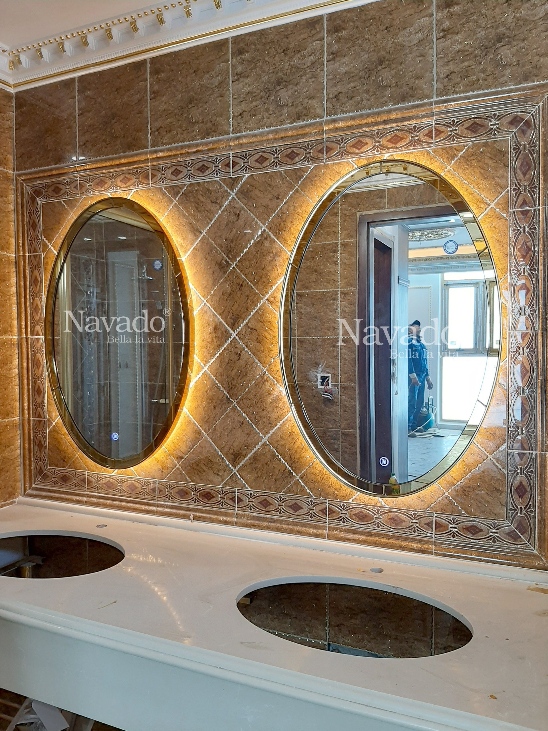 Gương cao cấp khung inox là lựa chọn tuyệt vời để trang trí cho phòng tắm của bạn. Với chất liệu inox chắc chắn và độ bền cao, mẫu gương này đảm bảo sẽ làm hài lòng các khách hàng khó tính nhất. Điểm nhấn đặc biệt của mẫu gương này là khung inox sáng bóng tạo ra vẻ đẹp rực rỡ cho phòng tắm của bạn.