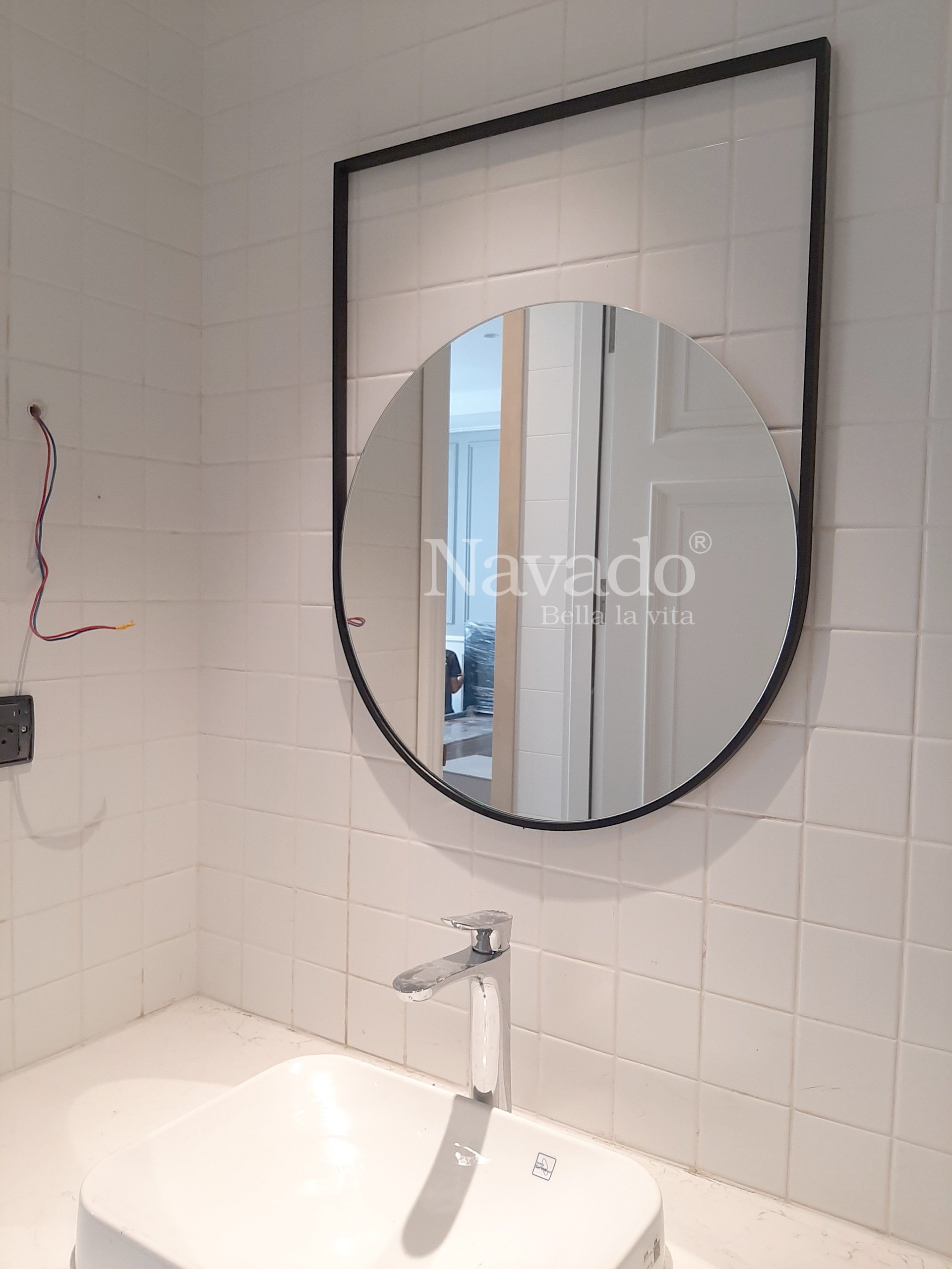 Gương treo tường nhà tắm là điểm nhấn quan trọng trong không gian này. Hình ảnh một chiếc gương treo tường phòng tắm đẹp sẽ giúp bạn thêm tự tin khi thực hiện các hoạt động chăm sóc bản thân hàng ngày. Với thời đại công nghệ hiện nay, các loại gương được sản xuất với nhiều tính năng thông minh và tiện ích khác nhau. Hãy lựa chọn một chiếc gương treo tường phù hợp với phong cách và nhu cầu của bạn.