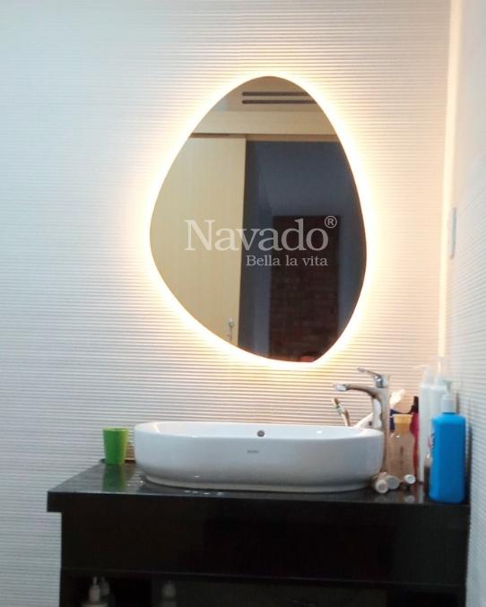 Gương đèn led hình viên đá nghệ thuật Navado: Gương đèn led hình viên đá nghệ thuật Navado là sản phẩm những nghệ thuật mà bạn có thể trang trí cá nhân với gương của mình. Gương Navado được trang bị LED, với ánh sáng trắng sáng, sẽ mang lại cho không gian sống của bạn một không gian đầy sáng tạo. Hãy trải nghiệm những khả năng nghệ thuật của gương Navado.