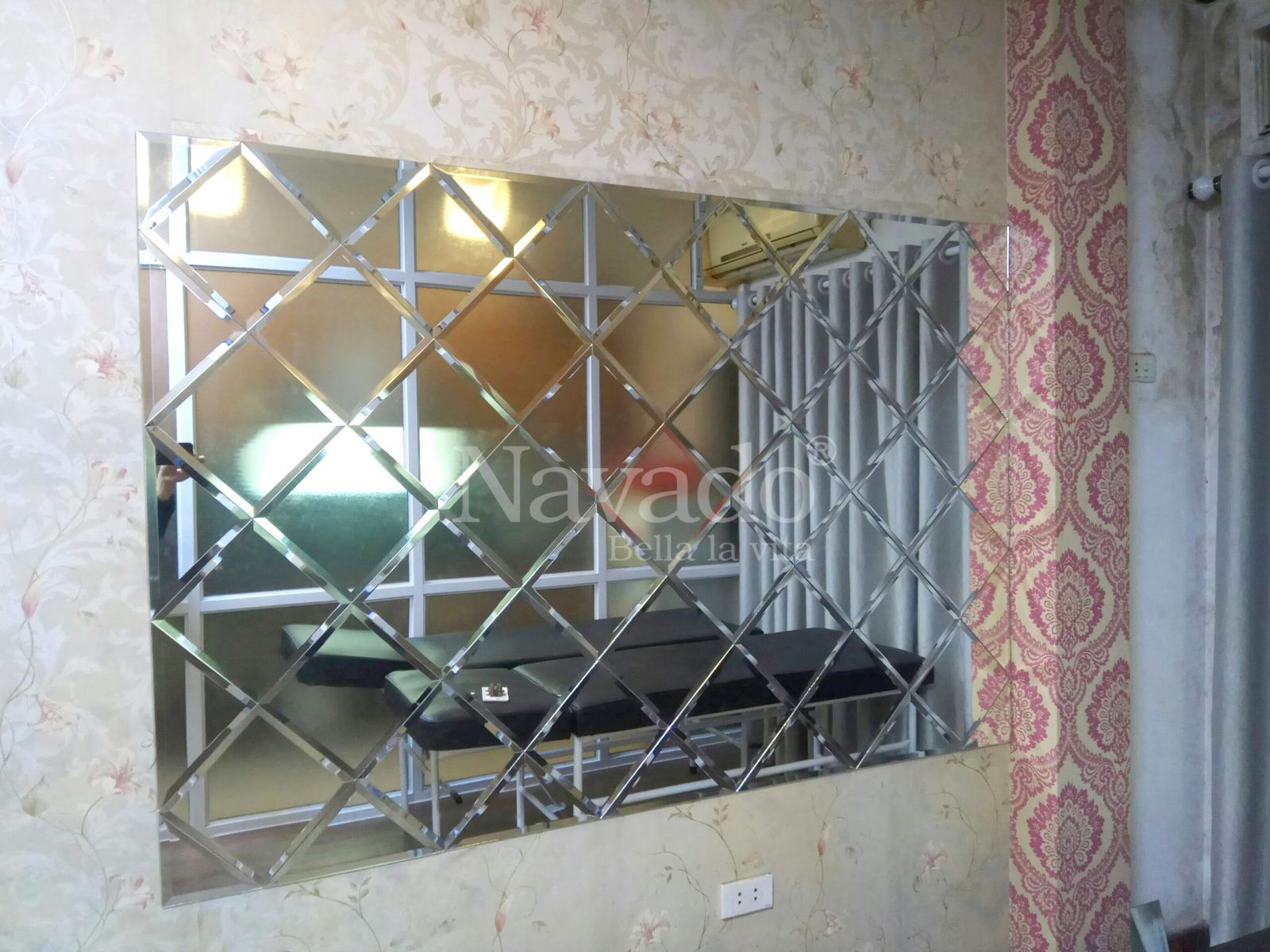 Gương ghép tường phòng khách tại Nha Trang