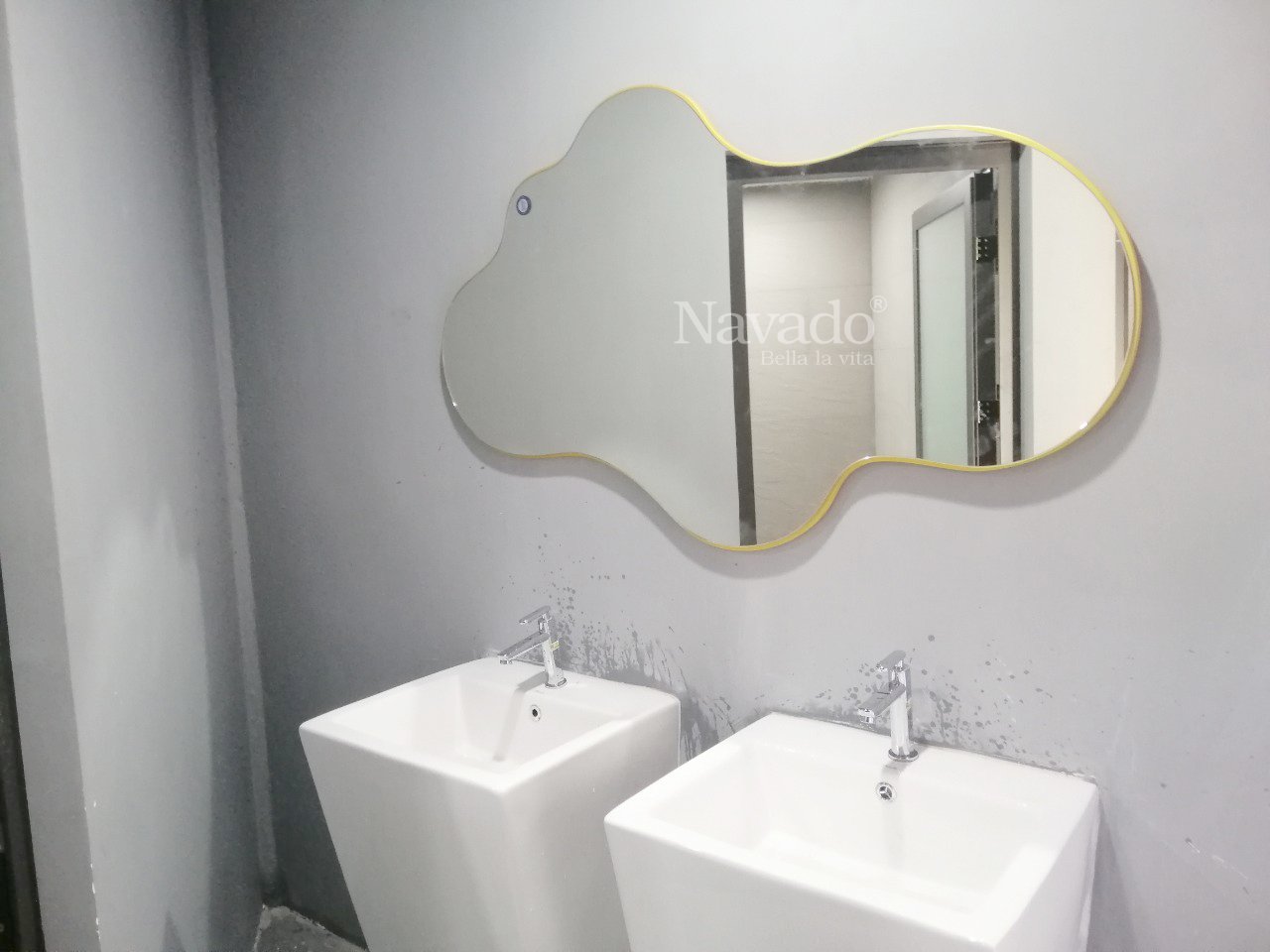 Gương trang trí phòng tắm quận 3 - Gương phòng tắm quận 4 decor phong cách vintage tối giản: Phong cách vintage tối giản đang được ưa chuộng trong năm